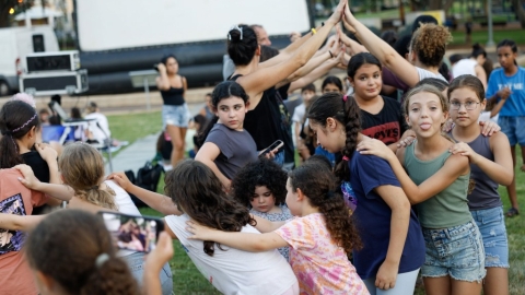 הרקדות והקרנות סרטים בגינות (36).jpg
