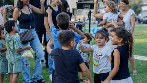 הרקדות והקרנות סרטים בגינות (5).jpg