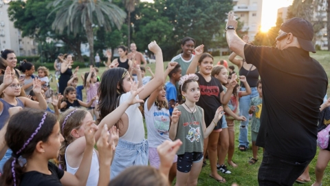 הרקדות והקרנות סרטים בגינות (19).jpg
