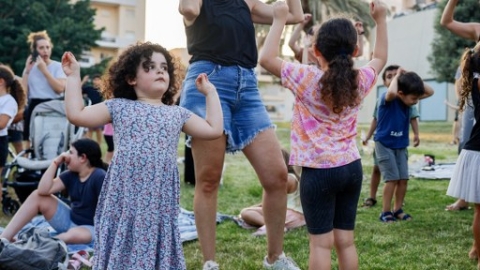 הרקדות והקרנות סרטים בגינות (12).jpg