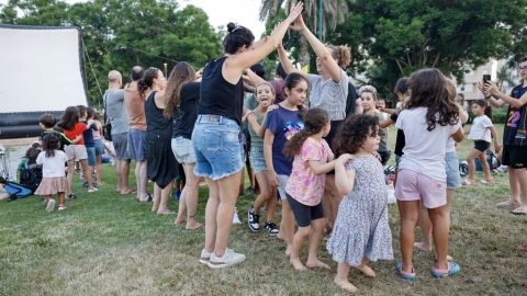 הרקדות והקרנות סרטים בגינות (31).jpg