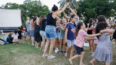 הרקדות והקרנות סרטים בגינות (32).jpg