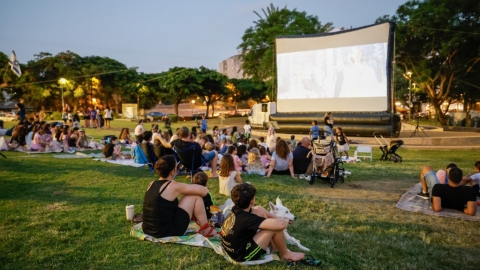 הרקדות והקרנות סרטים בגינות (52).jpg