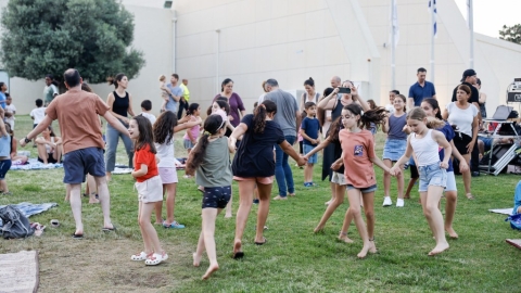 הרקדות והקרנות סרטים בגינות (43).jpg